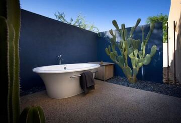 Bain extérieur dans jardin