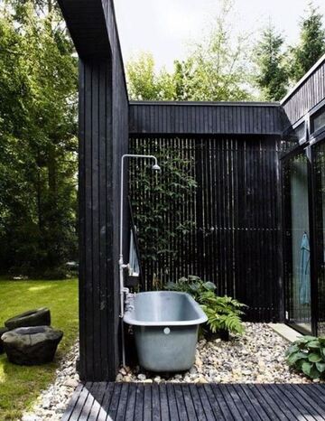 Douche et baignoire extérieures