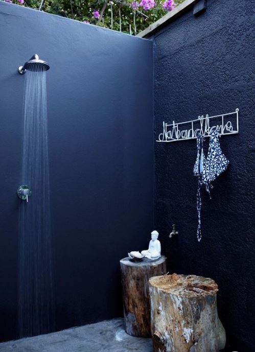 Douche extérieure dans jardin