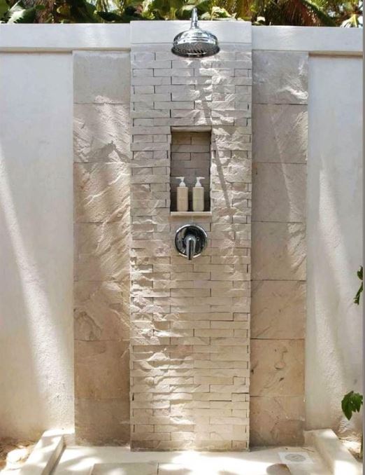 Douche extérieure ton sable