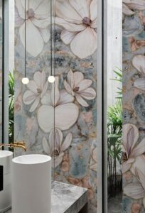 tapisserie-salle-bain-fleurie