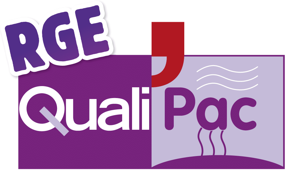 Logo RGE QualiPac: fond violet, texte blanc Quali et Pac. Le J rouge et des vagues stylisées évoquent l'énergie et le confort thermique.