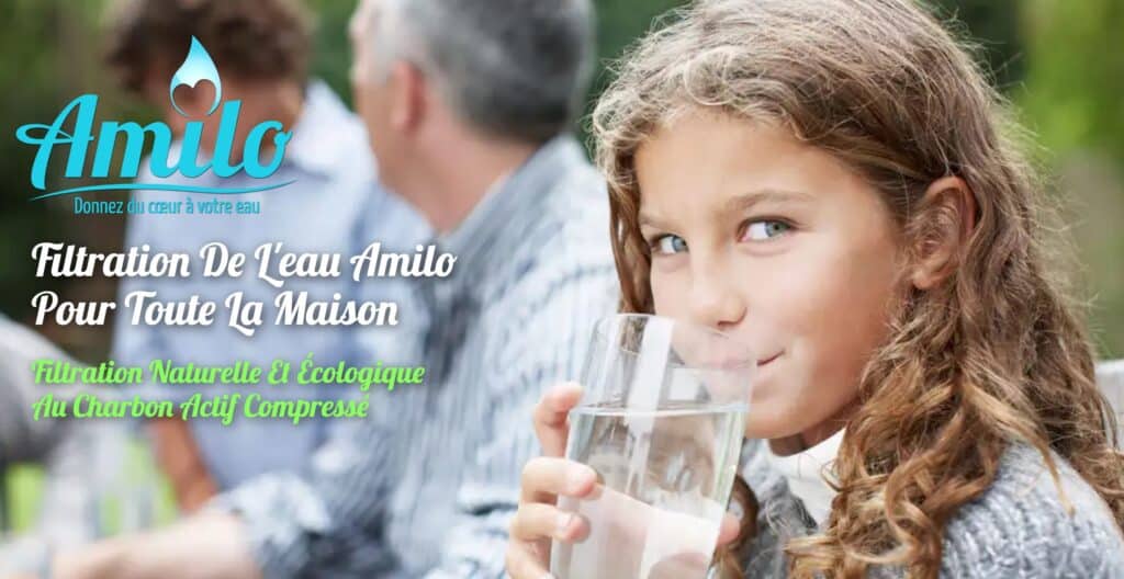 Jeune fille souriante boit de l'eau. Amilo propose une filtration d'eau naturelle et écologique au charbon actif pour toute la maison.